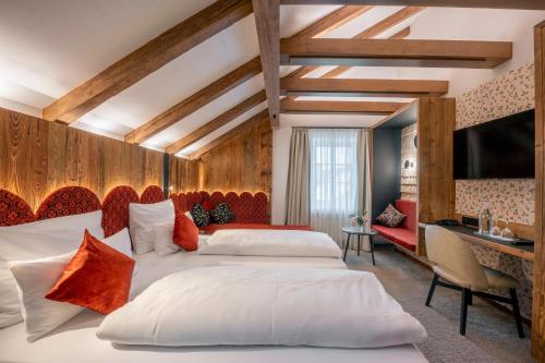a hotel room with two beds and a couch at Hotel Schäfflerwirt in Aschheim