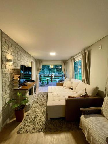 a living room with a couch and a tv at Rancho Dreamland in Gaspar