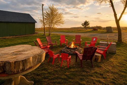 a group of chairs sitting around a fire pit at Domaine pour 27 pers avec SPA et GRANGE Festive in Saint-Justin
