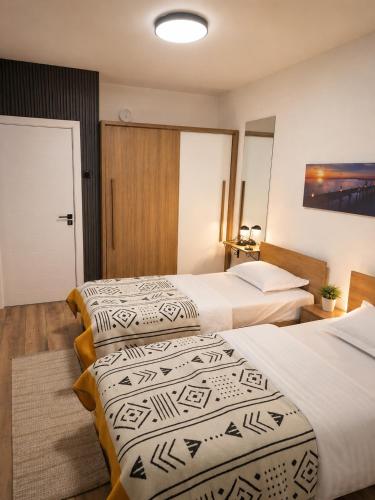 a hotel room with two beds in a room at Nesi apartmenti in Prishtinë