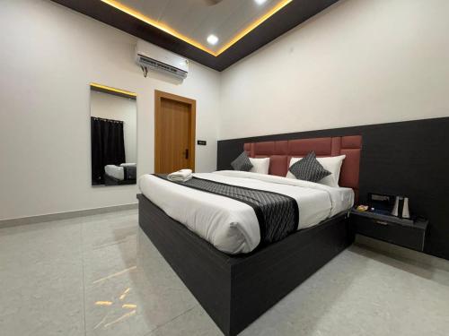 a bedroom with a large bed in a room at Hotel Pearl Nest Palace in Agra