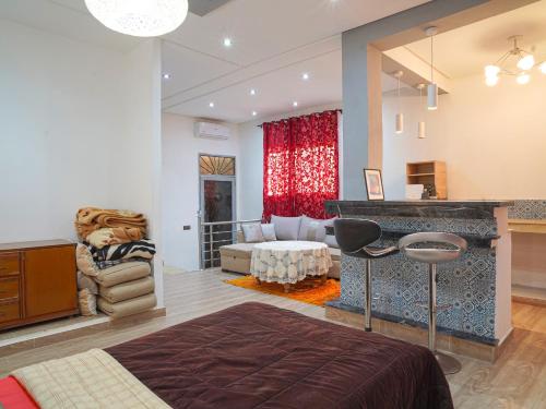 a living room with a couch and a table at Agréable suite situé dans une villa in Rabat