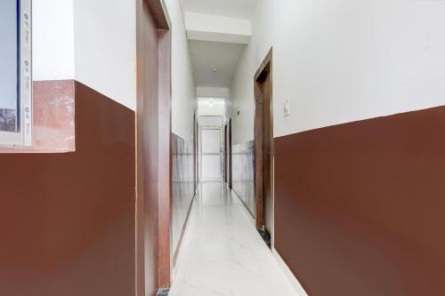 an empty hallway in a building with a door and a window at Hotel O Kings Hotel & Banquet in Siliguri