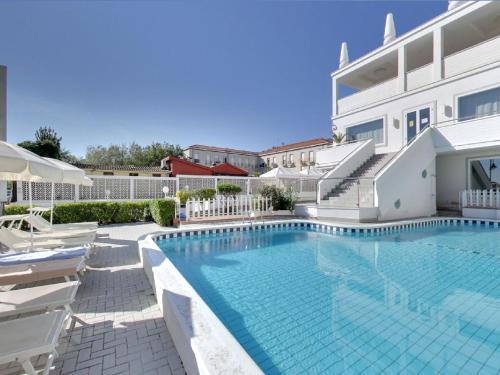 Bazén v ubytování Hotel Promenade Universale nebo v jeho okolí