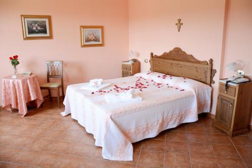VillanovaforruにあるHotel Funtana Noaのベッドルーム1室(バラのベッド1台付)