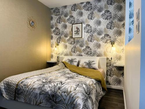 a bedroom with a bed with a floral wallpaper at Studio de l'étoile in Bavans