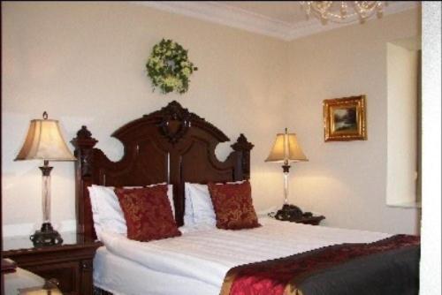- une chambre avec un grand lit et deux lampes dans l'établissement Hotel Phoenix, à Reykjavik