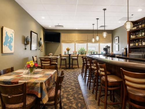 a restaurant with a bar with tables and chairs at Ocean Landings Resort Cocoa Beach Port Canaveral in Cocoa Beach