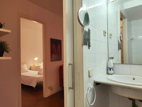 R.G. Central Tranquil 1BR apt. 2BEDS. La Rambla