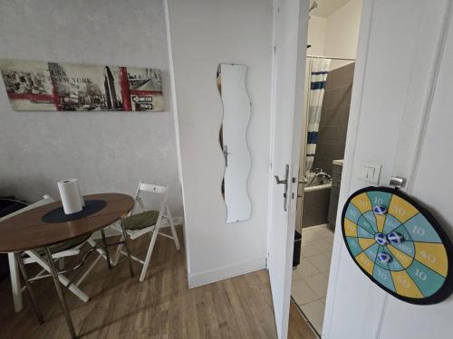 a room with a table and a door with a window at Hébergement SARAH in Paris