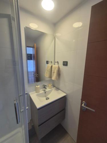 a bathroom with a sink and a mirror at Studio Distrito Cavancha 2 in Iquique