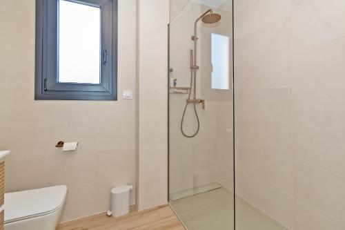 a shower with a glass door in a bathroom at Oasis los Lagos in Alginet