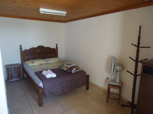 a small bedroom with a bed in a room at Altos da Grupiara - Diamantina in Diamantina