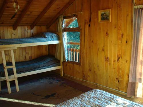 a room with two bunk beds in a cabin at El Cielo in El Bolsón