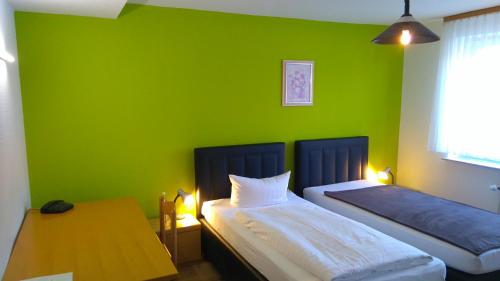 Postel nebo postele na pokoji v ubytování Hotel Arheilger Hof