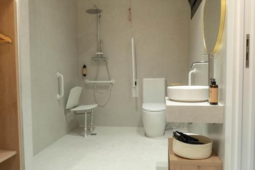 a bathroom with a toilet and a sink at Ceramic Rooms Boutique Hostel in Villareal