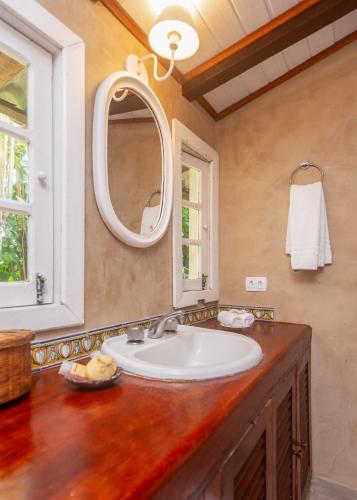 a bathroom with a sink and a mirror at Pousada Vila do Mar in Búzios