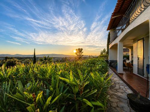 Maison au calme dans résidence privée avec piscine vue mer