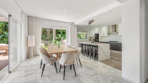 VACATION MARBELLA I Villa Nadal, Private Heated Pool, 5BDR, Lush Garden, BBQ, Alarm System, Best Beaches at Your Doorstep