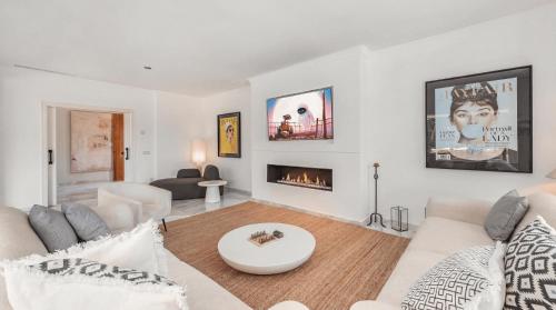 VACATION MARBELLA I Villa Nadal, Private Heated Pool, 5BDR, Lush Garden, BBQ, Alarm System, Best Beaches at Your Doorstep