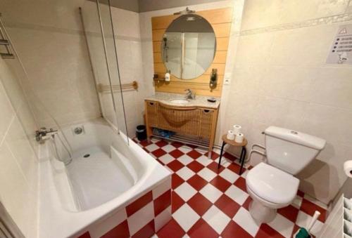 a bathroom with a red and white checkered floor at Maison bretonne, Gîte de Keranglaz in Ploubezre