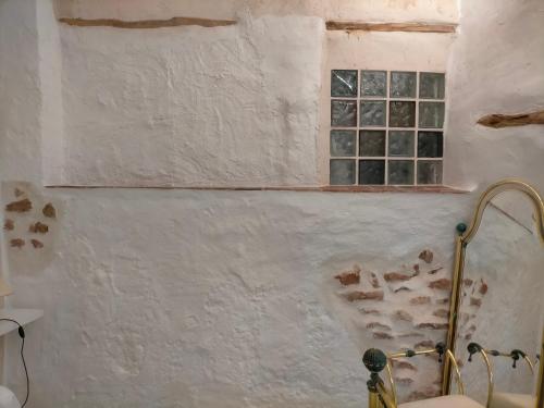 a white wall with a window in a bathroom at Casona Los Infantes in Villanueva de los Infantes