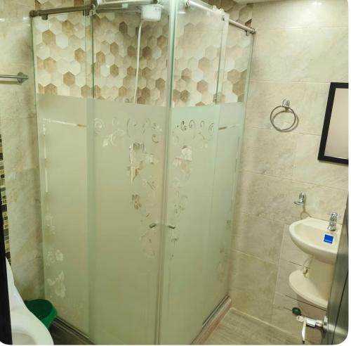 a bathroom with a shower with a toilet and a sink at Torres buambiles 2 in Ipiales