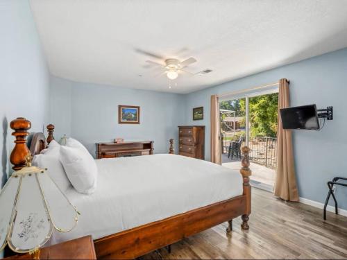 a bedroom with a bed with a ceiling fan at Meadowlark Retreat in Ahwahnee