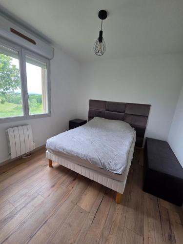 a bedroom with a bed and a window at Appartement à Nailloux in Nailloux
