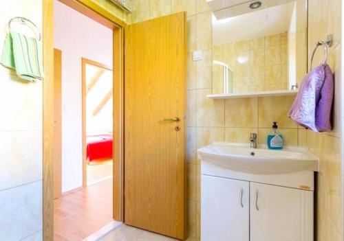 Ένα μπάνιο στο Sandy Beach Apartments