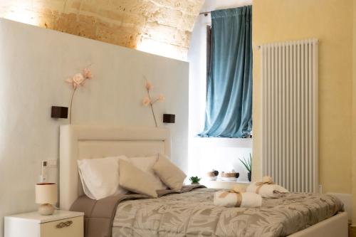 ein Schlafzimmer mit einem Bett, auf dem ein Stofftier liegt in der Unterkunft QUART0 GREC0 Suite 15 in Altamura