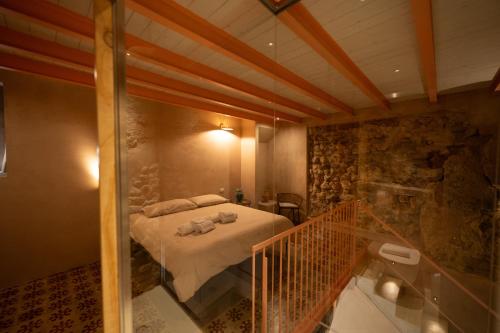 ein Schlafzimmer mit Bett und Glasbalkon in der Unterkunft Mileca Sciù Sciù - Camere, Suite Zona Benessere in Sciacca