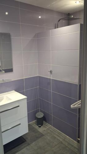 a bathroom with a purple and white wall at La benvingude CH d'hôte in Nyons