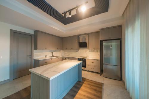 a kitchen with a blue island in the middle at Luku Villa in Sapanca