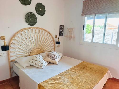 a bedroom with a large bed and a window at Casablanca El Petit Hotel in Deltebre