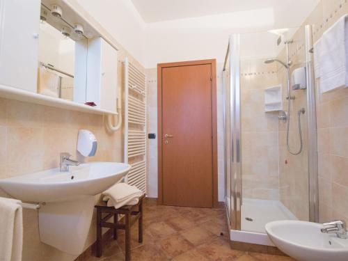 Kylpyhuone majoituspaikassa Mella Bellagio Rosa Dei Venti - Elegante appartamento nel cuore di Bellagio con parcheggio privato