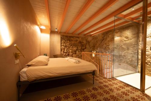 ein Schlafzimmer mit Bett und ebenerdiger Dusche in der Unterkunft Mileca Sciù Sciù - Camere, Suite Zona Benessere in Sciacca
