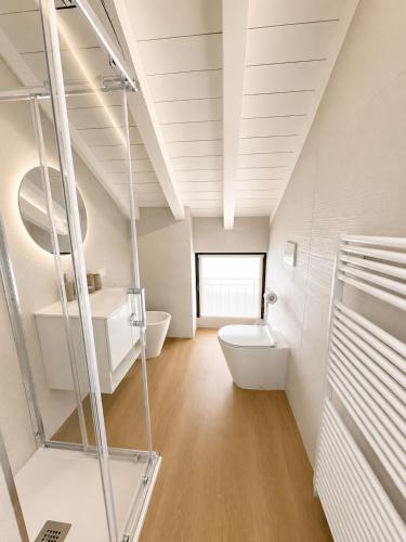 ein Badezimmer mit Toilette und Waschbecken in der Unterkunft Sebì Suite in Iseo