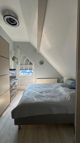 a bedroom with a bed and a window at Ferienhaus Sandbrise in Zingst