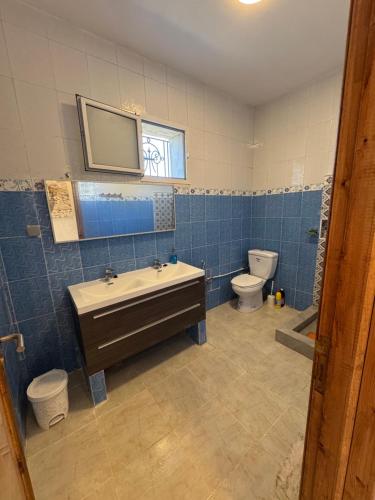 a bathroom with a sink and a toilet at Villa Pieds dans l eau entre Lagune et Montagne in Ghār al Milḩ