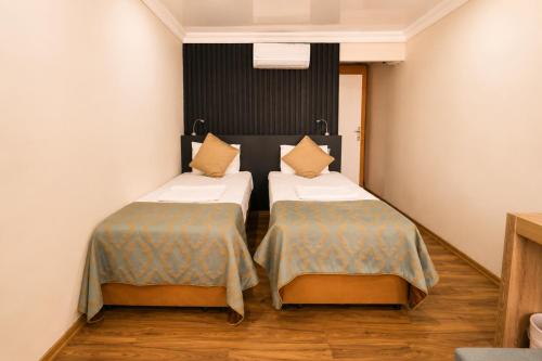 a room with two beds in a room at Fii Suites in Kumluca