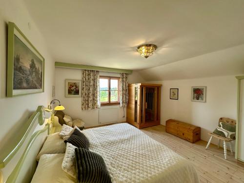 a bedroom with a bed and a window at Mauthnerhube Ferienwohnung mit Sauna, Whirlpool, Hüttenfeeling in Sankt Oswald ob Eibiswald