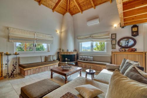 Villa John Dimeon Kato Achaia With Pool - Happy Rentals