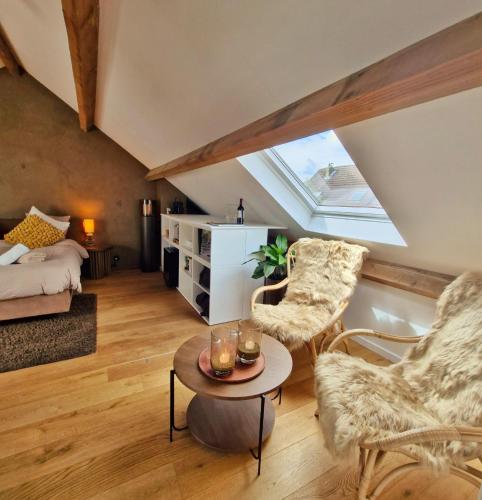 ein Dachzimmer mit Dachfenster in der Unterkunft BeMe in Waterloo