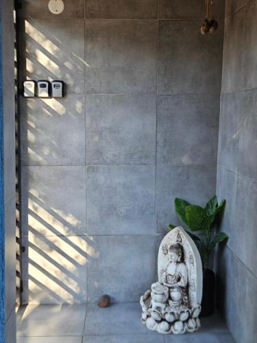 a statue in a room with a wall at Casita pintoresca con entre piso in Posadas