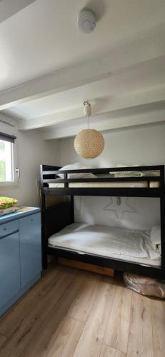 a room with two bunk beds in a room at Chalet spacieux proche mer in Longeville-sur-Mer