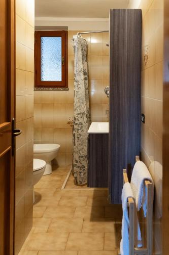 a bathroom with a sink and a toilet and a shower at Aethalia Bed and Breakfast in Portoferraio