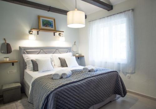 a bedroom with a bed with towels on it at Kuća za odmor Olea in Stari Grad