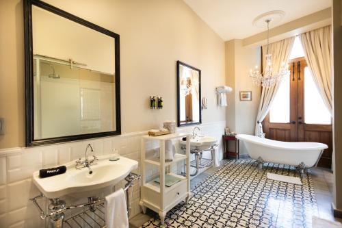 a bathroom with two sinks and a bath tub at La Concordia Boutique Hotel in Panama City