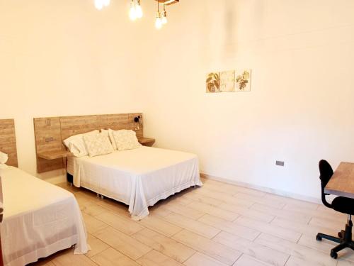 a bedroom with two beds and a table and chairs at Hotel Madera y Tierra in Tame
